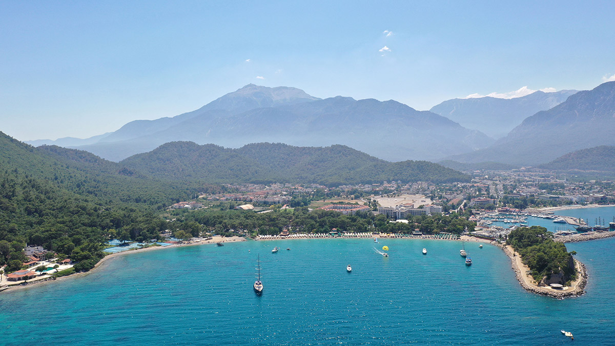 Antalya'nın Kemer ilçesinde, geçen yıl nüfusunun 87 katı misafir ağırlandı. 46 bin nüfuslu Kemer'i 2022'de 4 milyon kişi ziyaret etti.