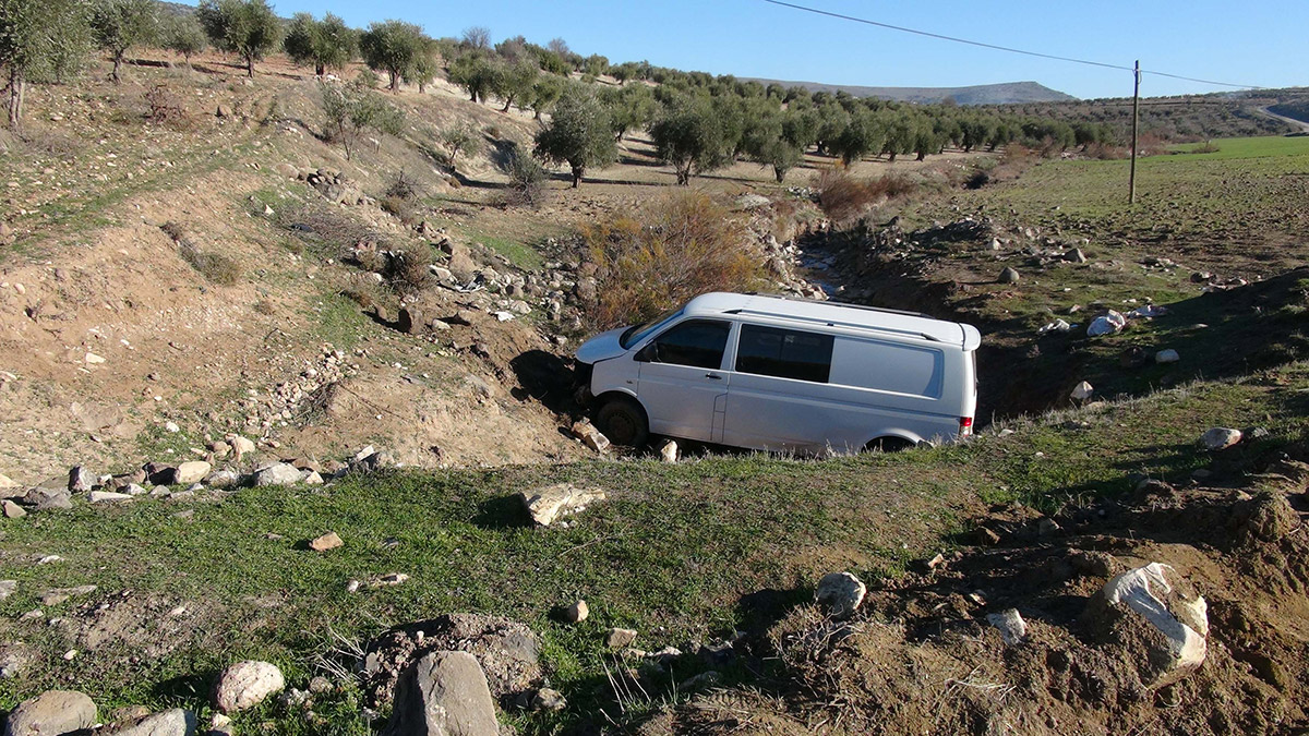 Kilis'te minibüs dereye uçtu