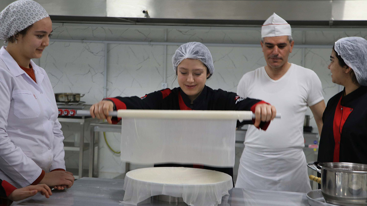 Gaziantep'teki Hacı Muzaffer Bakbak Mesleki ve Teknik Anadolu Lisesi'nde kurulan atölye ile kız öğrenciler okulda baklava yapımına başladı.