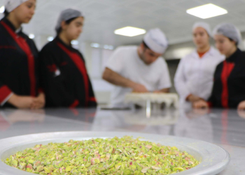 Kız öğrenciler okulda baklava üretiyor
