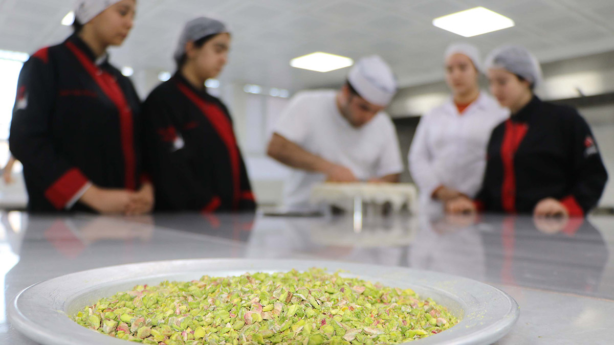Kız öğrenciler okulda baklava üretiyor