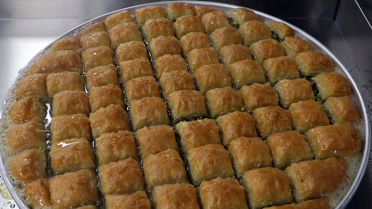 Kız öğrenciler okulda baklava üretiyor