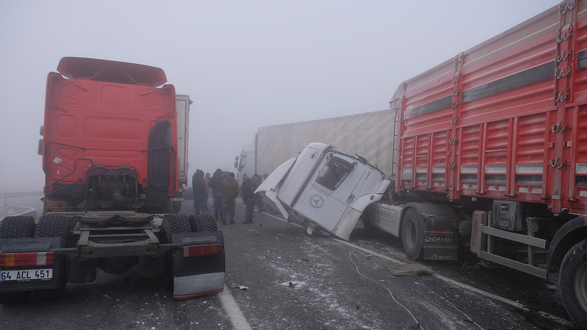 Askeri kamyonet yoğun sis nedeniyle TIR'a çarptı; 2 şehit