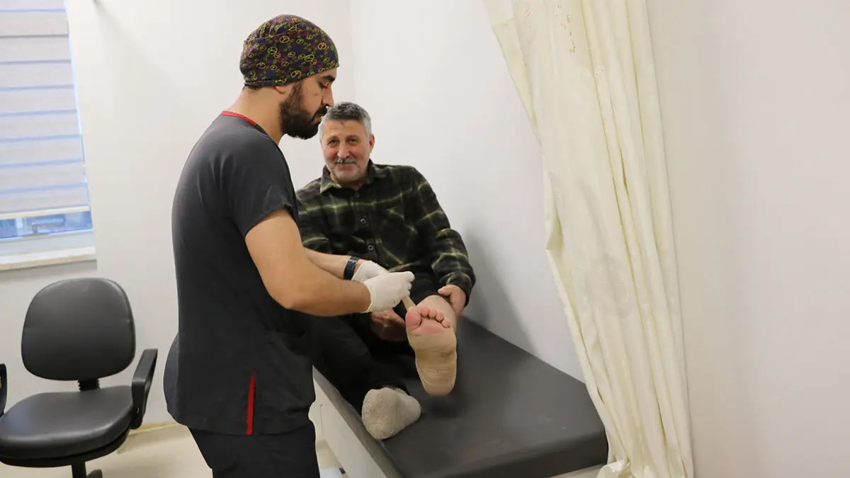 Zonguldak’ta, ayağını iş makinesinin kepçesine kaptıran celal gök'ün (56) 6 saat süren ameliyatla kopan ayağı dikildi.