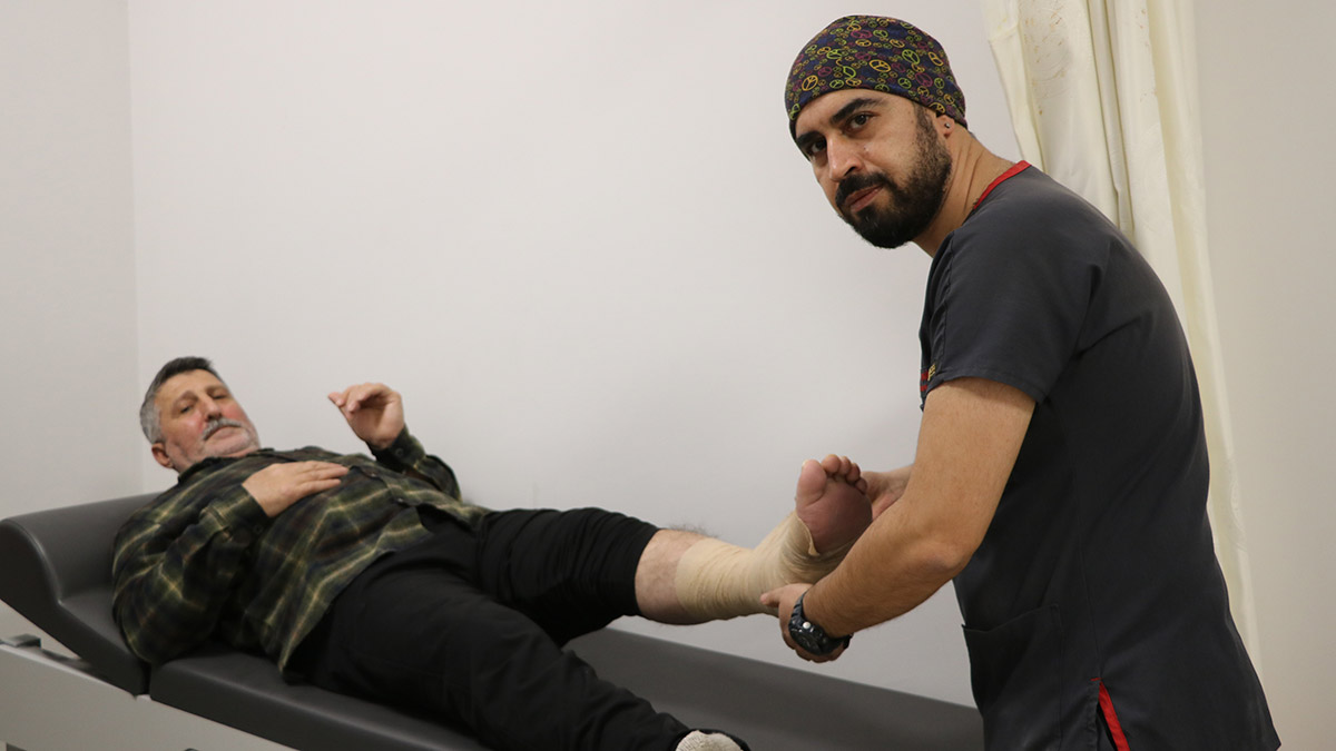 Zonguldak’ta, ayağını iş makinesinin kepçesine kaptıran Celal Gök'ün (56) 6 saat süren ameliyatla kopan ayağı dikildi.