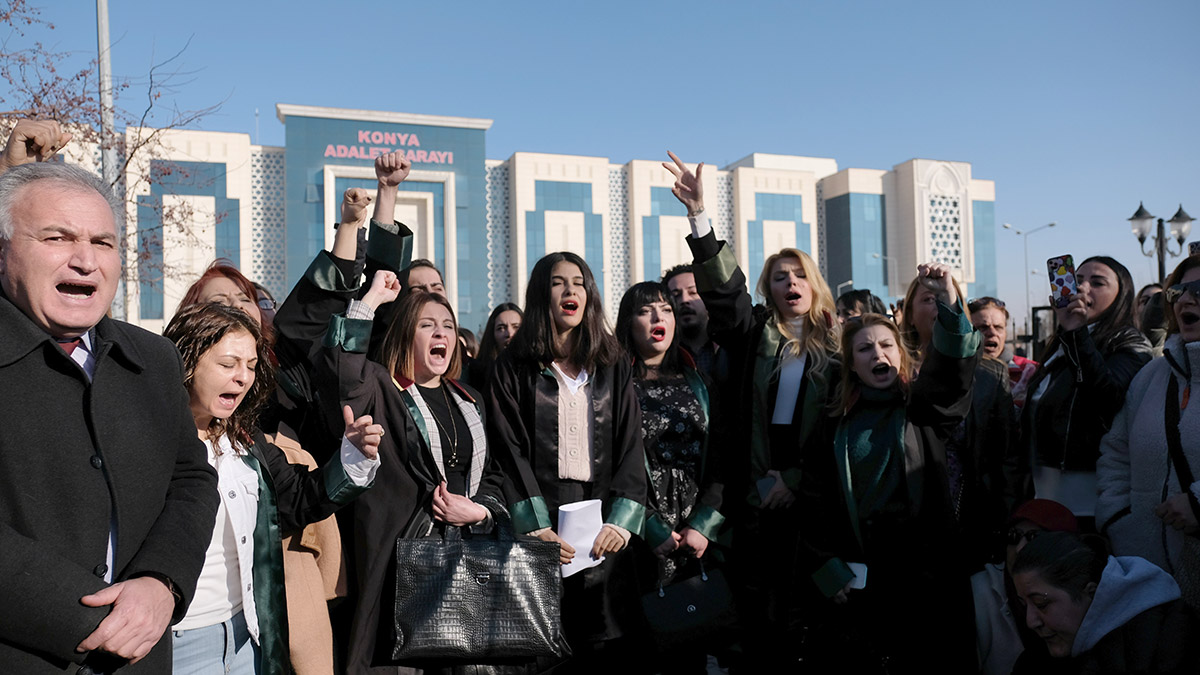 Konya Büyükşehir Belediyesi'ne ait Hayvan Rehabilitasyon Merkezi'nde köpeğin kürekle öldürülmesi davasında tutuksuz yargılanan sağlık teknisyeni Murat Bacak (27) ile Sefa Çakmak'a (28) 1 yıl 3'er ay hapis cezası verilerek, hükmün açıklanması geri bırakıldı.