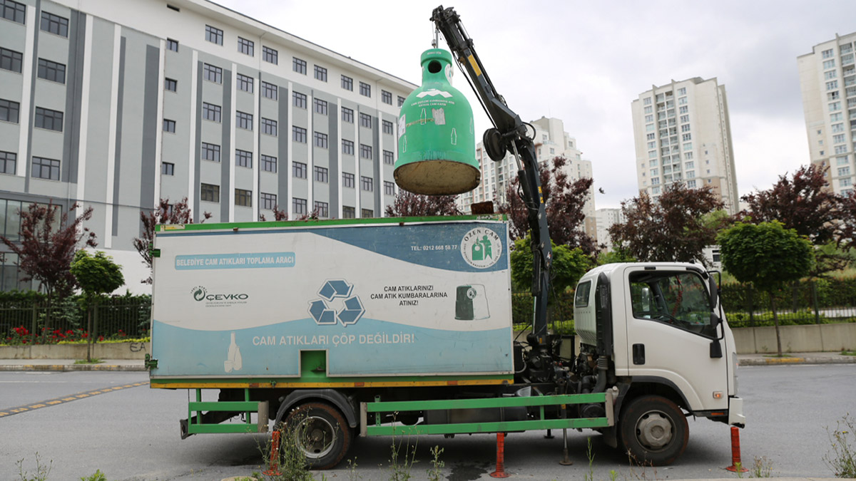Küçükçekmece Belediyesi, son 3 yılda 75 bin ton atık toplayarak, geri dönüşüme kazandırdı. İlçede yaşayanları dönüştürülebilir atıkları ayrıştırmaya teşvik için geri dönüşüm kumbaralarının sayısı da bin 437’ye çıkarıldı.