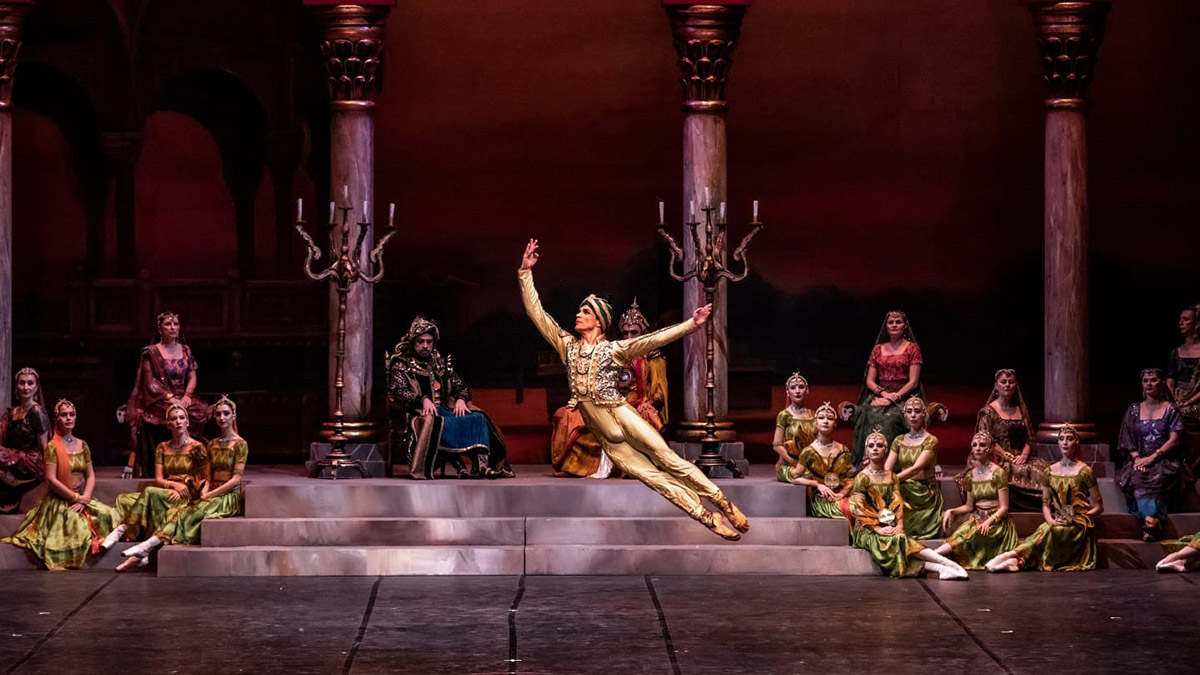 İstanbul Devlet Opera ve Balesi (İDOB), önemli eserlerden biri olan La Bayadere balesi dün akşam Atatürk Kültür Merkezi'nde (AKM) bale severlerle buluşturdu. Finalde seyirciler dakikalarca ayakta alkışladı.