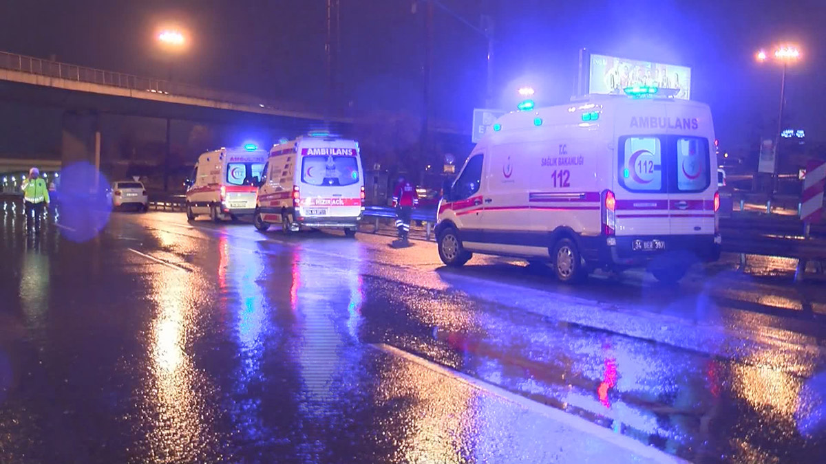 Ataşehir'de aşırı hızlı olduğu iddia edilen lüks otomobil, önce aynı istikamette seyir halindeki hafif ticari araca çarptı. Çarpmanın etkisiyle savrulan otomobil bariyerlere çarparak durabildi. Kazada lüks otomobilin sürücüsü hayatını kaybetti.