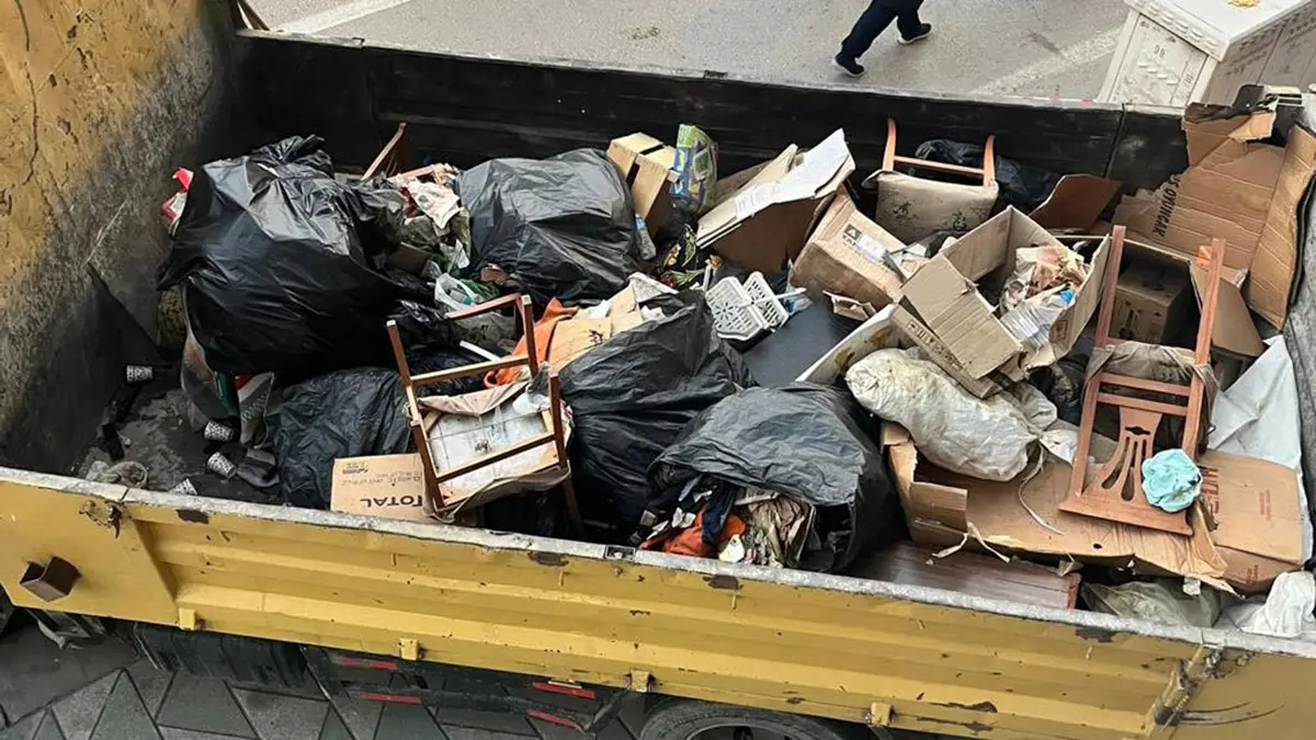 Apartman dairesinden 40 ton çöp çıkarıldı