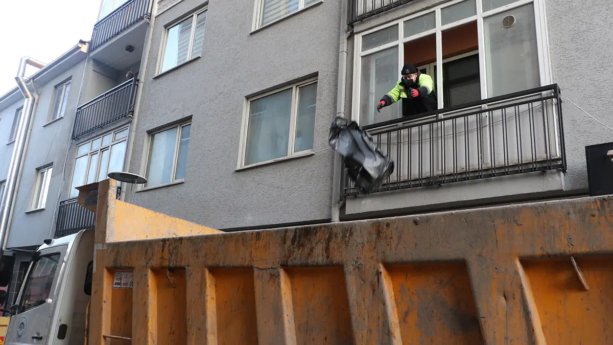 Eskişehir’de apartman sakinlerinin yayılan pis koku nedeniyle şikayet ettiği zeynep o. ’ya ait daire, mahkeme kararıyla boşaltıldı. Evden temizlik personelince yaklaşık 40 ton çöp çıkarıldı.