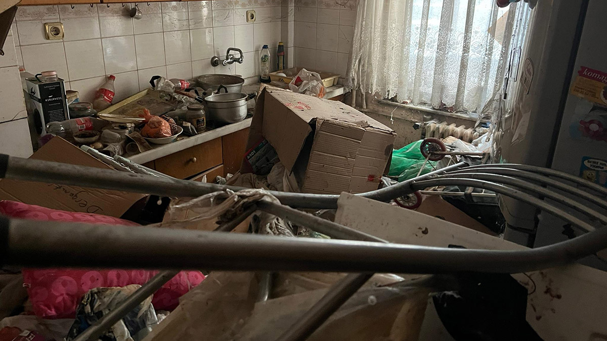 Apartman dairesinden 40 ton çöp çıkarıldı