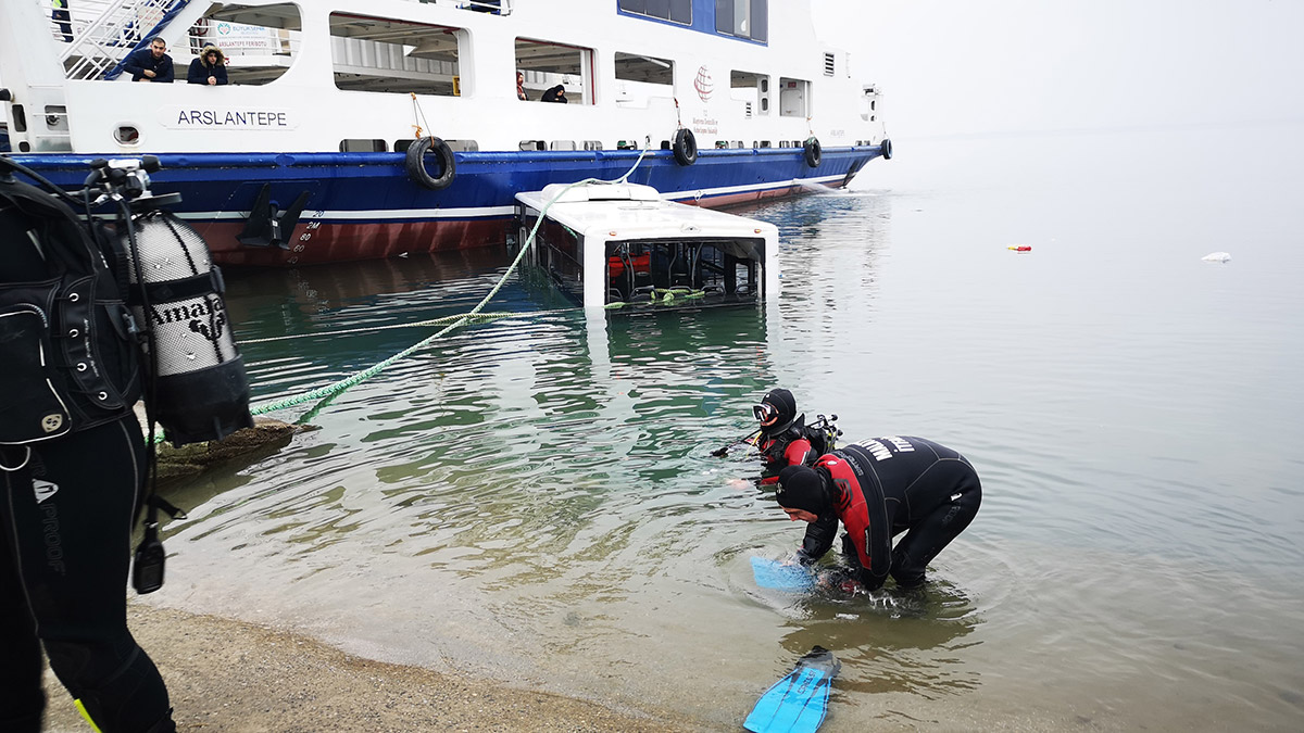 Halk otobüsü baraj gölüne devrildi: 4 yaralı