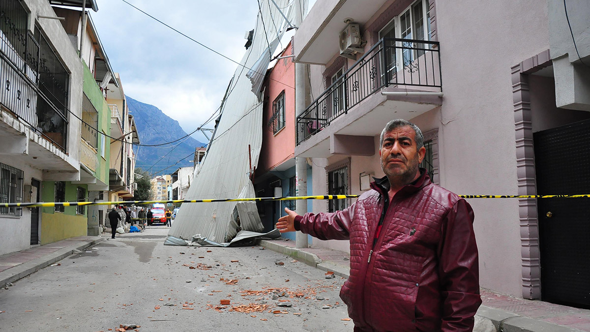 Manisa'da kuvvetli rüzgar; çatı uçtu