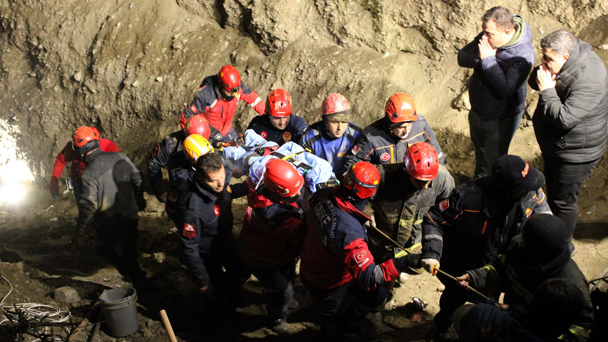 Su kuyusuna düşen baba ve oğlu kurtarılamadı