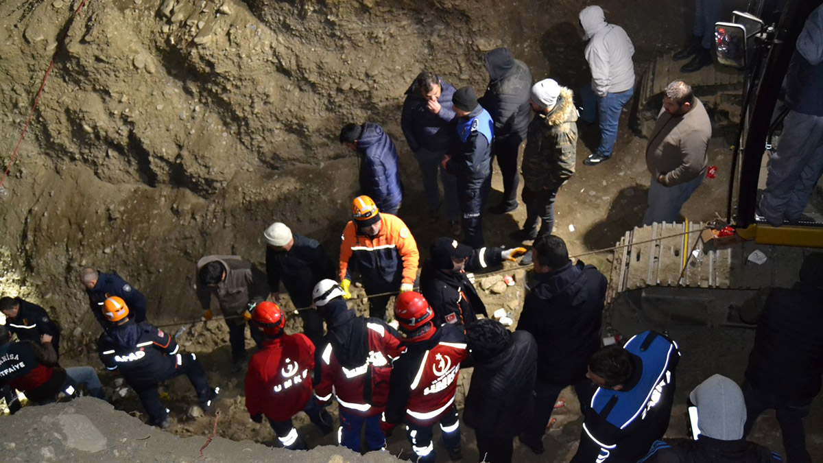 Su kuyusuna düşen baba ve oğlu kurtarılamadı