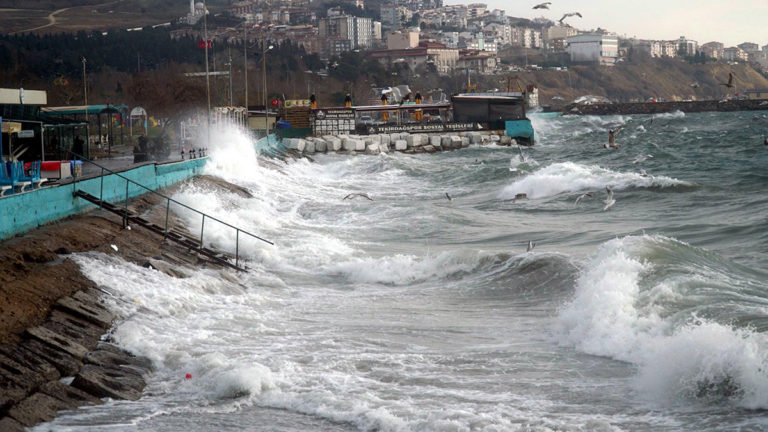 Marmara Denizi’nde poyraz; balıkçılar denize açılamadı