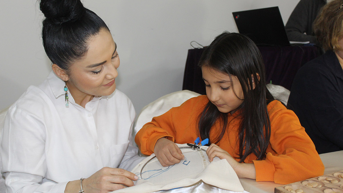 Öğrenciler, atölyelerde matematiksel kodlama eğitimi alıp önce kağıda çizim yapıyor, ardından öğrendiklerini kumaşa işleyerek Türk el sanatlarını matematik kurallarıyla birleştiriyor.