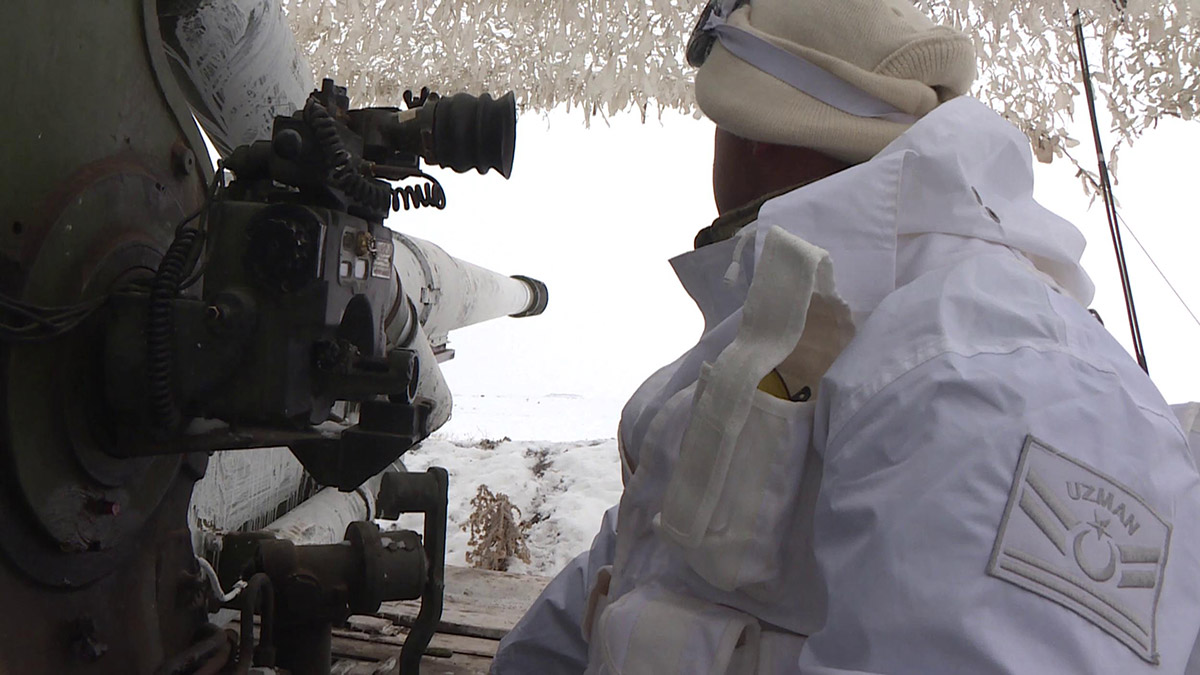 Kars'ta zorlu hava şartlarında devam eden 'Kış Tatbikatı 2023' atış provasında askerler lazer güdümlü ‘CİRİT’ füzesi ile hedefleri 12'den vurdu.
