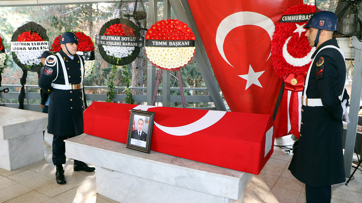 Mersin'deki kazada şehit olan Uzman Çavuş Eren Öztürk için Buruk Mezarlığı'nda cenaze töreni düzenlendi. Törenin ardından Uzman Çavuş Eren Öztürk toprağa verildi.