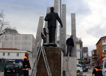 Anıttaki Atatürk heykeli yerinden kaldırıldı