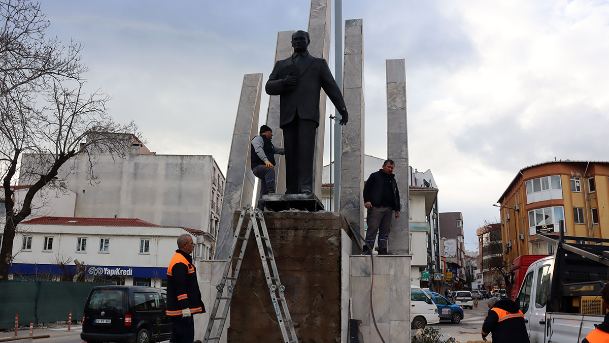 Anıttaki Atatürk heykeli yerinden kaldırıldı