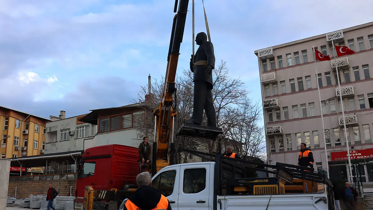 Anıttaki atatürk heykeli yerinden kaldırıldı