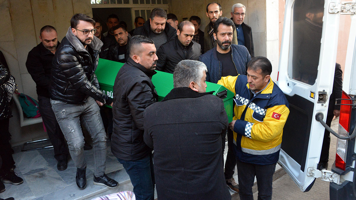 MHP Kahramanmaraş 24'üncü dönem Milletvekili Mesut Dedeoğlu'nun ağabeyi Metin Dedeoğlu (69) ile yengesi Naciye Dedeoğlu (72) evlerinde ölü bulundu.