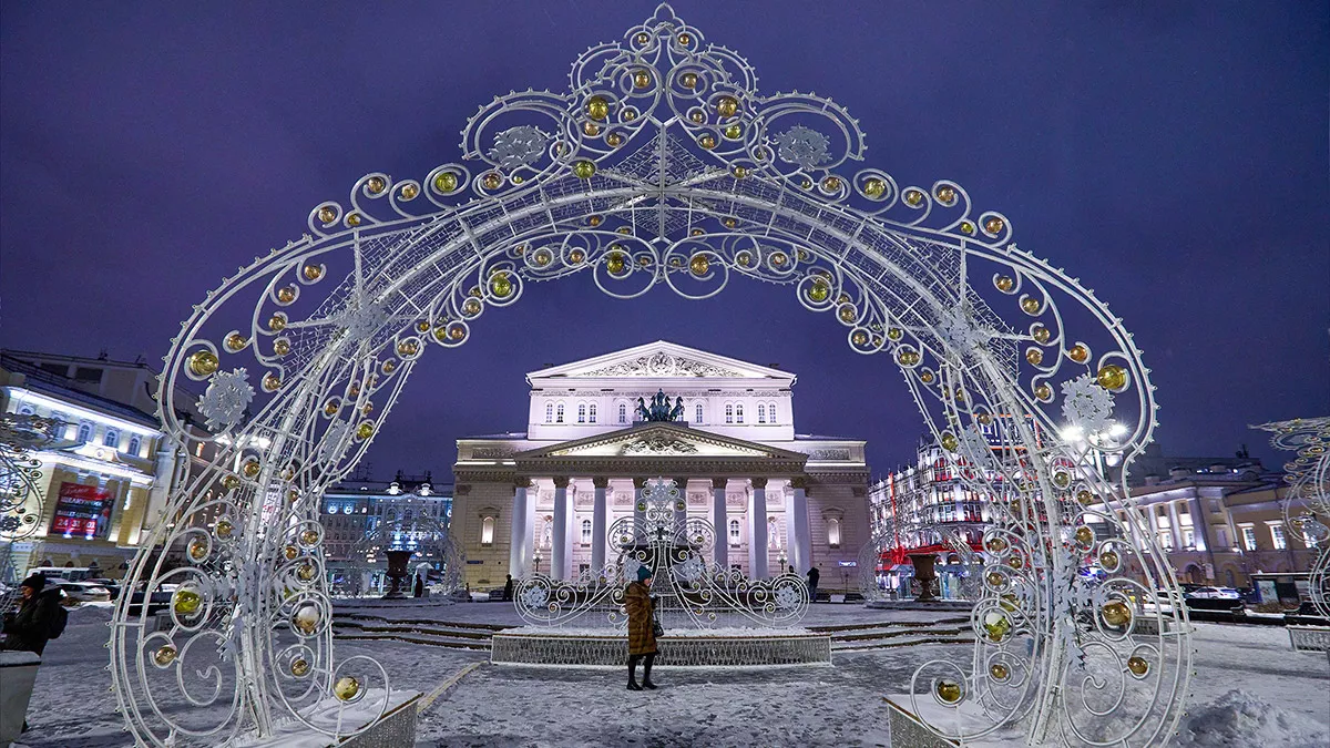 Rengarenk ışıkları ve rus kültürel dokusuyla, moskova noel şehrine dönüştü. Moskova, noel ruhunu ve yılbaşı heyecanını buluşturan geleneksel festivale ev sahipliği yapıyor.