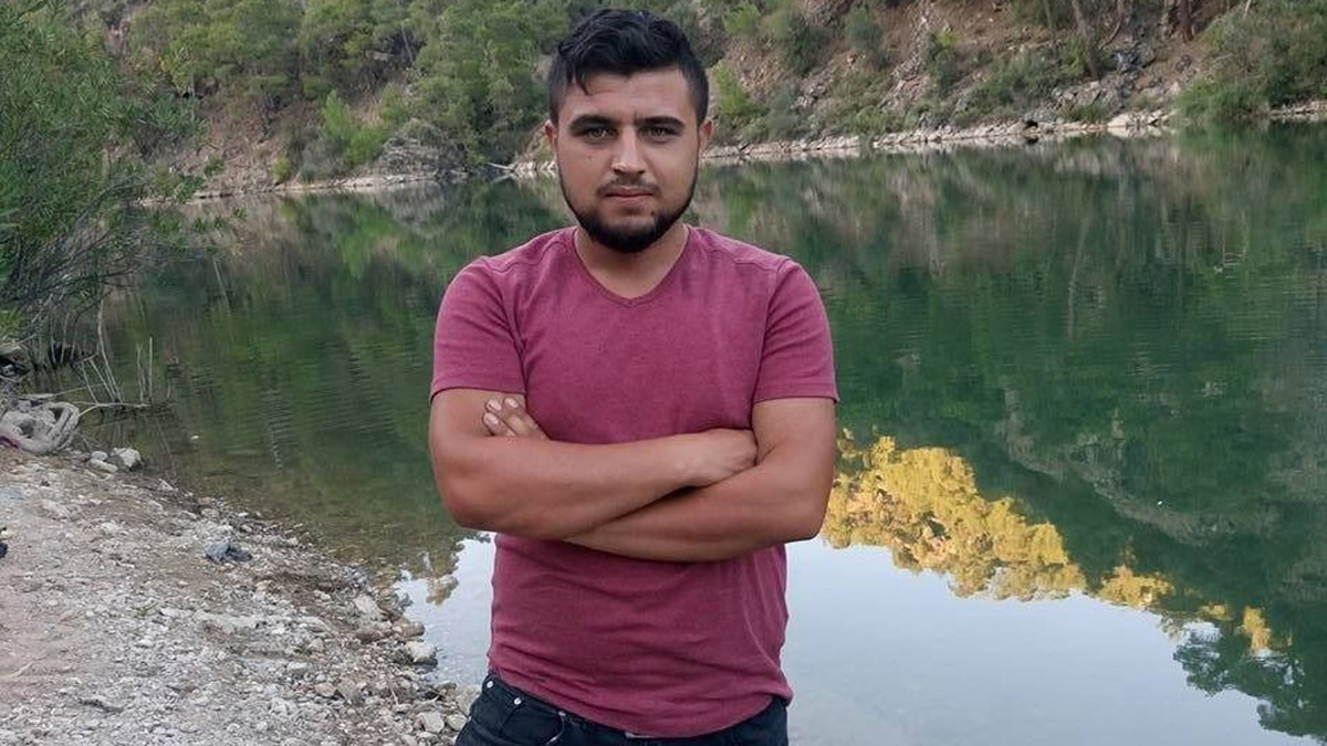 Kaldırıma çarpan kasksız sürücü öldü