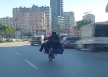 Motosikletlinin trafikte tehlikeli yolculuğu