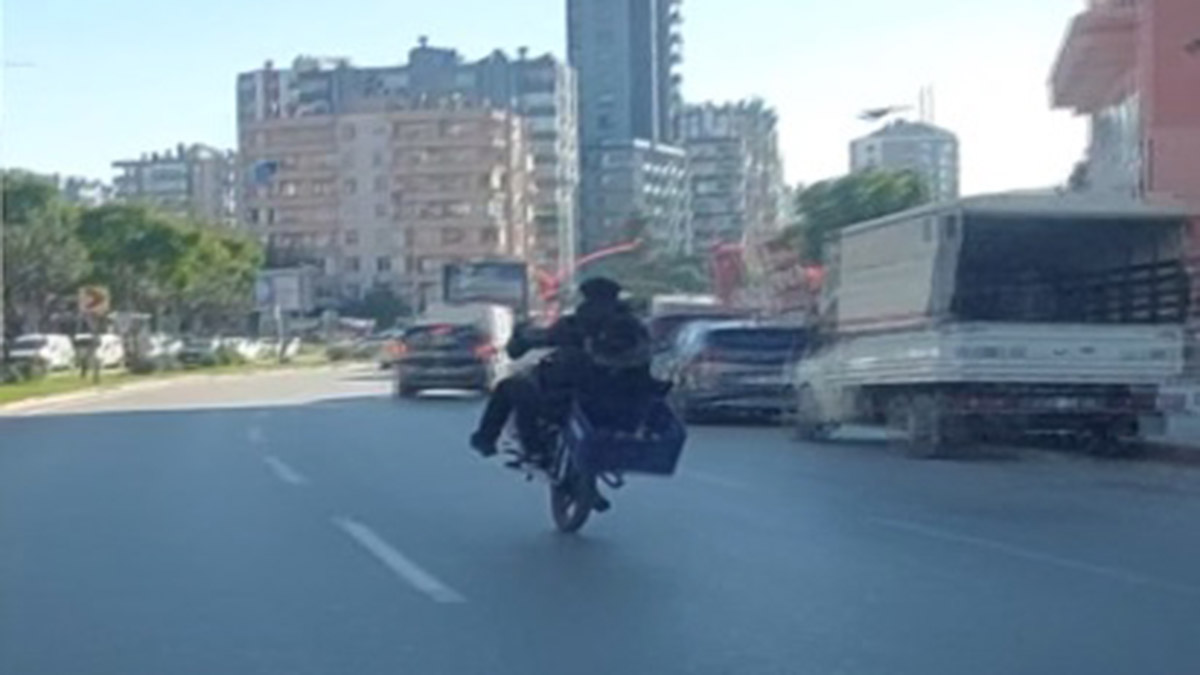 Motosikletlinin trafikte tehlikeli yolculuğu