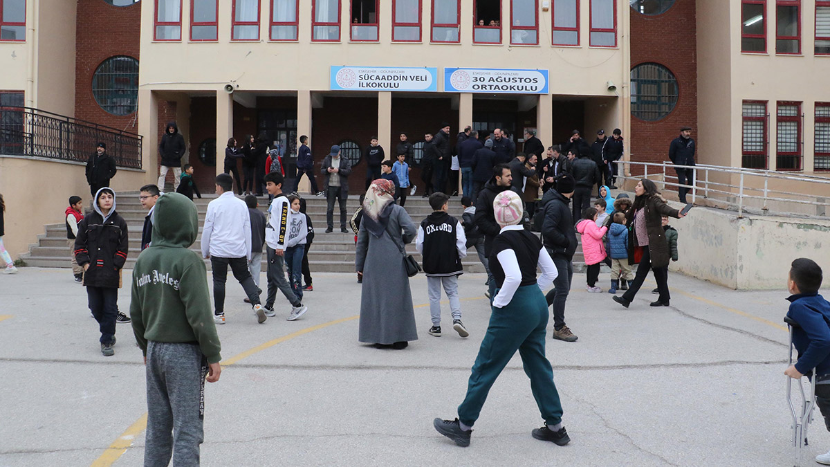 Eskişehir’de 30 Ağustos Ortaokulu Müdür Yardımcısı Yasin Kırca (38), odasında giren öğrenci velisi tarafından darbedildiğini iddia ederek şikayetçi oldu.