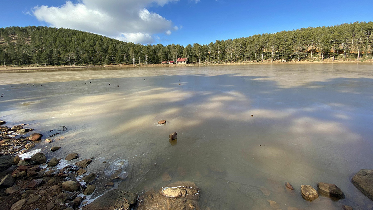 Gökçeova Göleti'nin yüzeyi dondu