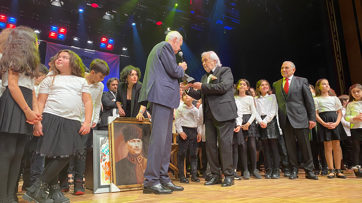 Sanatçı Müjdat Gezen'in 70'inci sanat yılı kutlandı