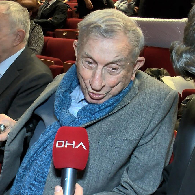 Sanatçı Müjdat Gezen'in 70'inci sanat yılı CHP Genel Başkanı Kemal Kılıçdaroğlu ile çok sayıda sanatçı ve ünlü ismin katıldığı törenle kutlandı.