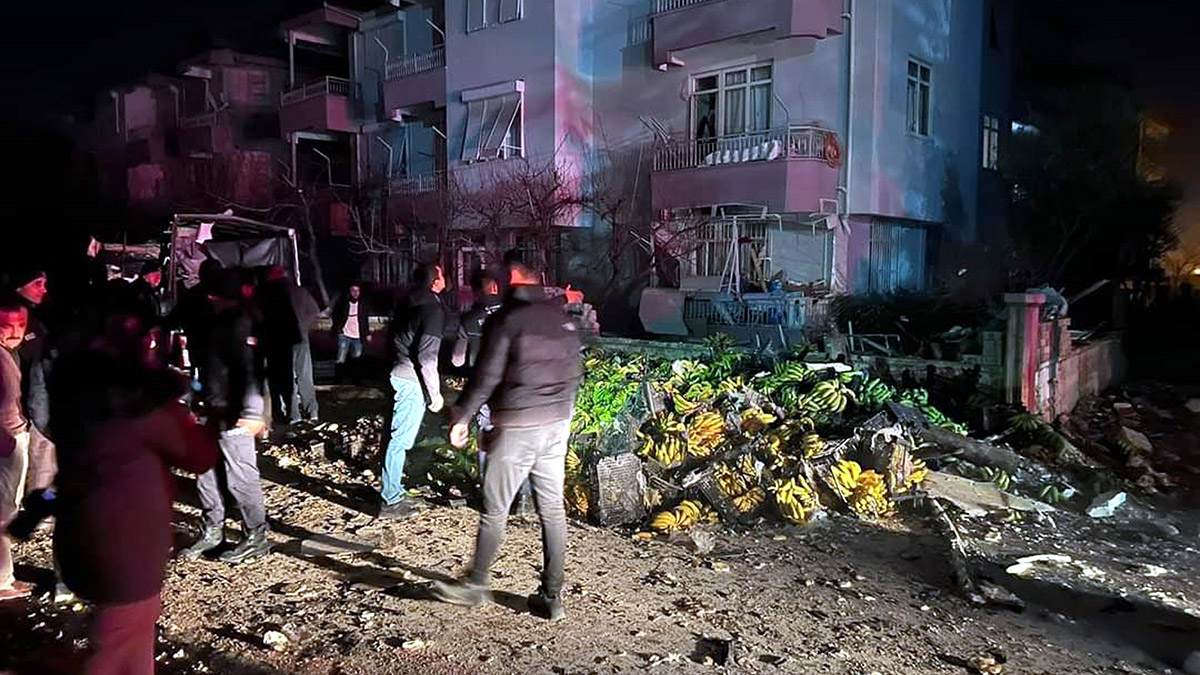 Muz yüklü kamyonun dorsesinde patlama