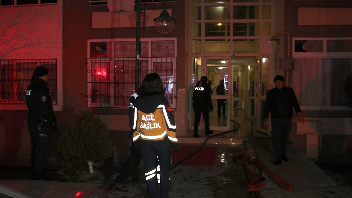 Nevşehir'de 9 katlı binada çıkan yangın endişe yarattı