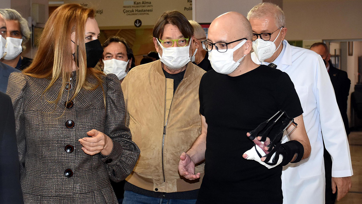 Spor Toto 1'inci Lig'de geçen yıl 27 Kasım'da Gürsel Aksel Stadı'nda oynanan Göztepe-Altay karşılaşmasının 19'uncu dakikasında Altay tribünlerinden atılan işaret fişeğinin yüzüne isabet etmesi sonucu ağır yaralanan Göztepeli taraftar Mehmet Çakır (45), 46 gün süren tedavisinin ardından taburcu edildi. Çakır, "Yüzümde yanıklar vardı. Zor zamanlar geçirdim, çok şükür toparlandım" dedi.