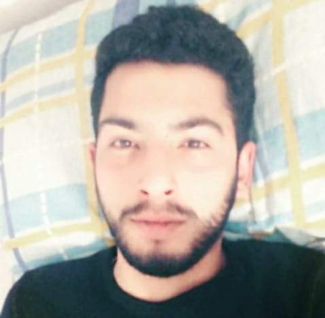 Adana’da geçen yıl arkadaşı Esen Keskin’in (15) hayatını kaybettiği ölümlü skuter kazasında ağır yaralanan Alperen Efe Kadiroğlu (15), kazadan önce B.Y. (16) isimli arkadaşlarının skuterin arkasına üçüncü kişi olarak bindiğini ve uyarmaları üzerine inerken de kendilerini ittiği için hızlanarak kaldırımdan yola çıktıklarını, ardından da otomobil çarptığını öne sürdü.