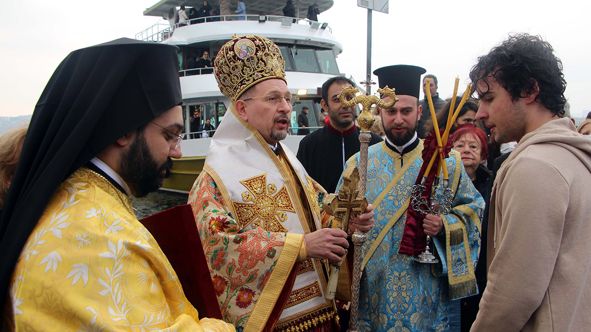 İstanbul'da haç çıkarma töreni düzenlendi