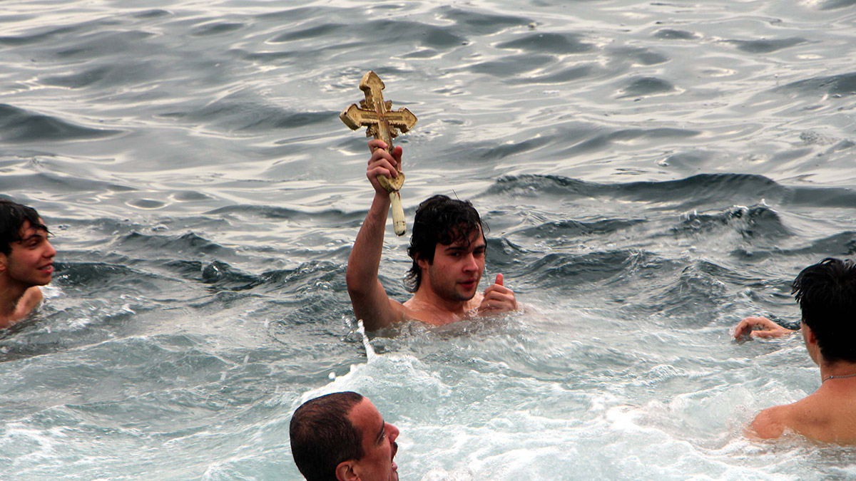 İstanbul'da haç çıkarma töreni düzenlendi