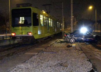 Refüjdeki demir bariyerleri aşıp metro hattına girdi