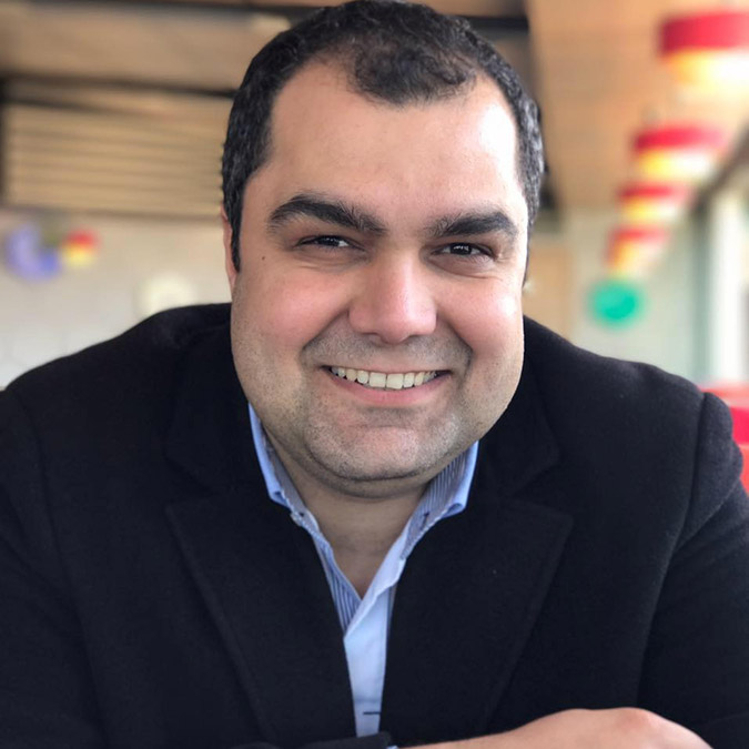 Bursa'da, emniyet şeridindeki TIR’a çarparak altına giren otomobilin sürücüsü Mehmet Vehbi Yılmazer (39), hayatını kaybetti. Hurdaya dönen araçta sıkışan Mehmet Vehbi Yılmazer'in cansız bedeni, itfaiye ekiplerince çıkarıldı.