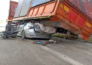Emniyet şeridindeki TIR'ın altına girdi