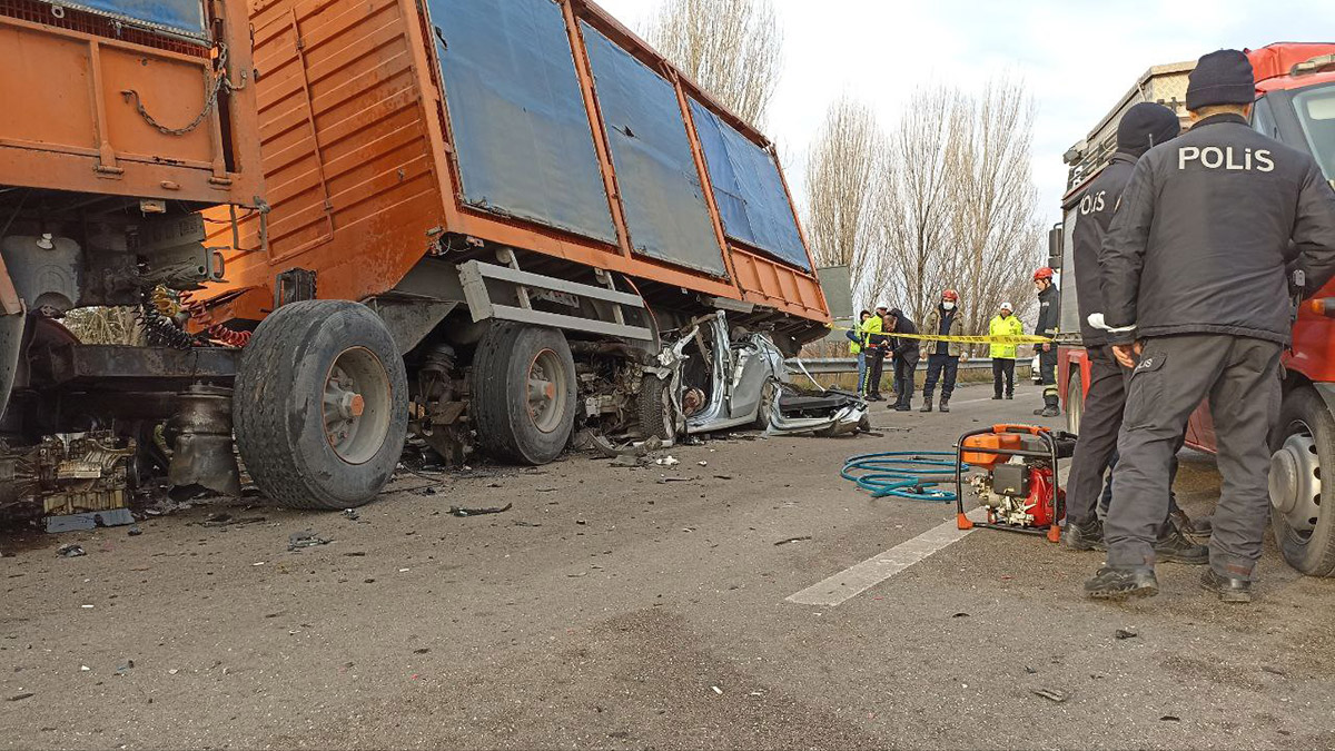 Emniyet şeridindeki TIR'ın altına girdi
