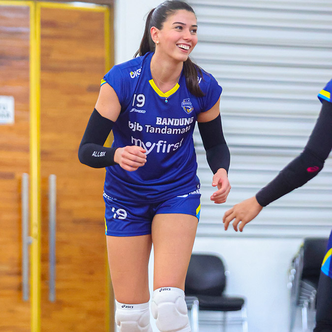 Endonezya Ligi takımlarından Bandung Volleyball Pakuan’da forma giyen milli pasör Ceren Kestirengöz Kapucu, "Fenerbahçe forması giydiğim için kendimi şanslı hissediyorum" dedi.