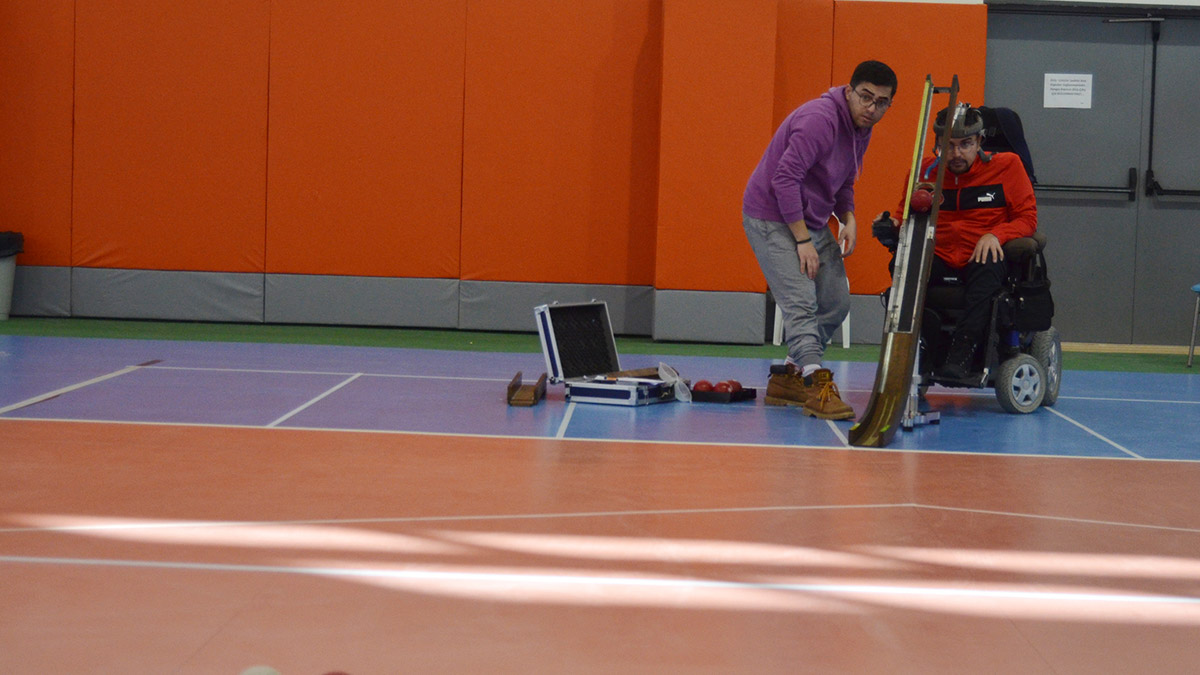 Kas erimesi hastası Öner Bozbıyık'ın (36), 8 yıl önce sosyal medyada görüp, araştırdıktan sonra başladığı bocce sporuyla hayatı değişti.