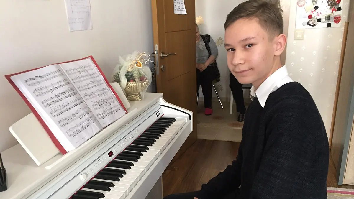 Ankara'da ortaokul öğrencisi barkın başaran (12), pandemi sürecinde tabletine indirdiği uygulamayla notaları öğrenip, piyano eğitimine başladı.