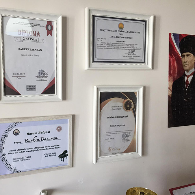 Tabletten notaları öğrenip, piyano eğitimine başladı